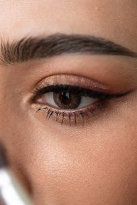 سادهترین راه برای کشیدن خط چشم تمیز و متقارن