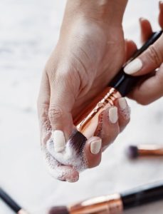 همه‌چیز درباره نگهداری اصولی براش‌های آرایشی از شست‌وشو تا ضدعفونی