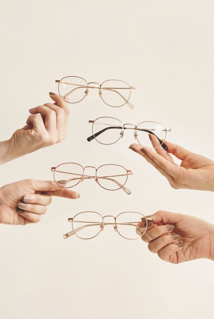 نکات آرایشی برای کسانی که عینک می‌زنند | راهنمای جامع، علمی و بدون خطا