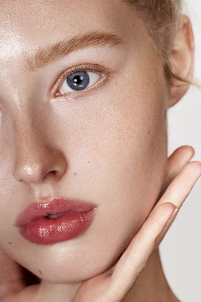 ترند Lip Stain طبیعی بر لب‌ها در سال ۲۰۲۵